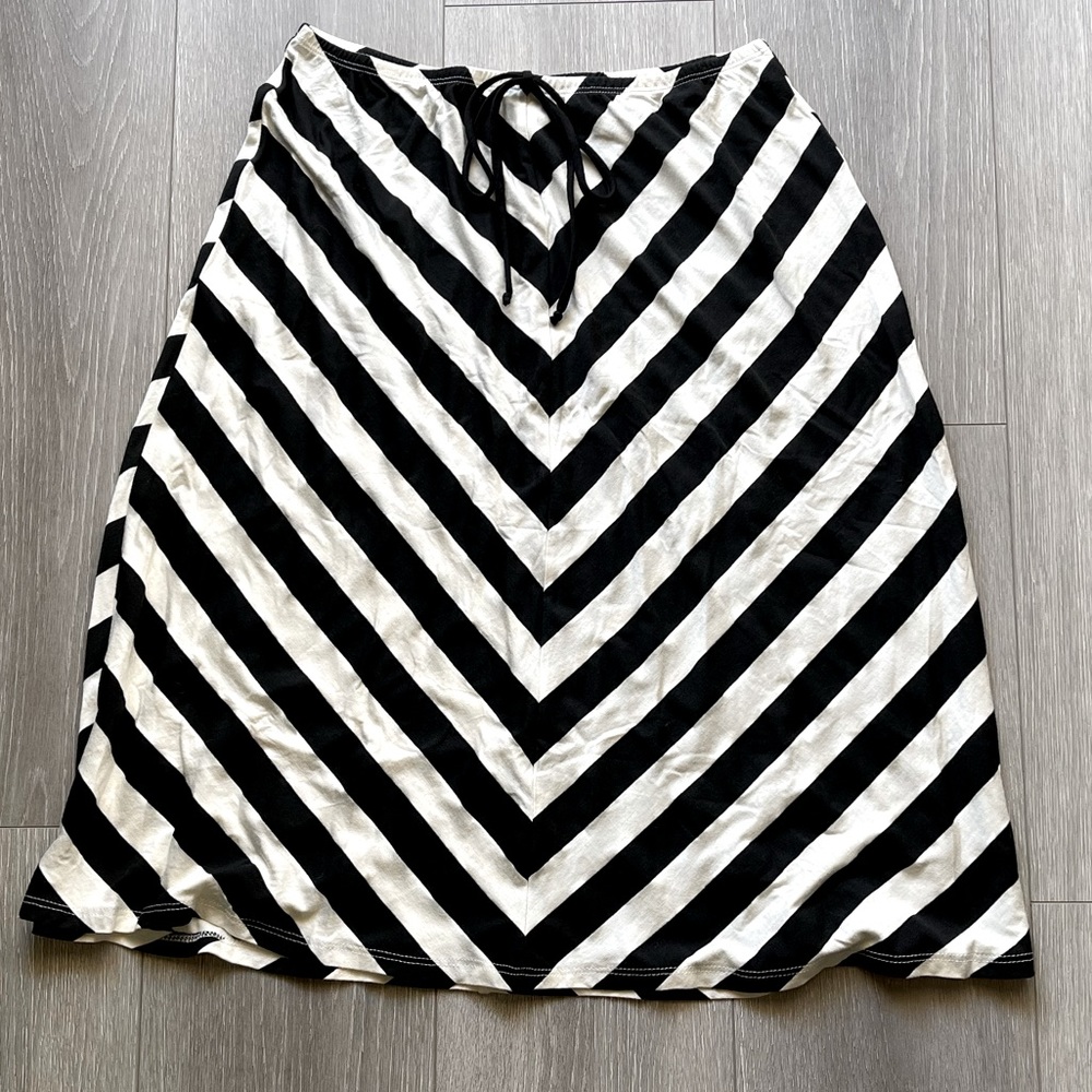 🟠 Black and white chevron stripe knee length midi skirt